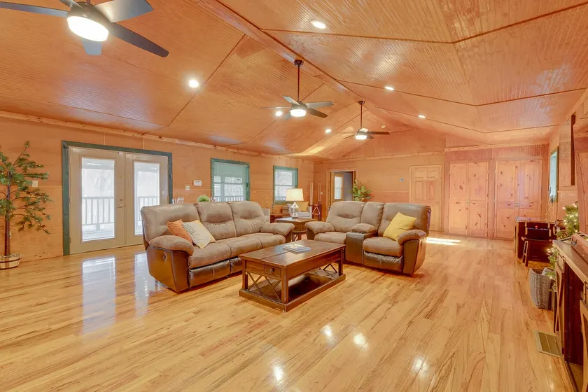 Perfect Summer Staycation! River Lodge & 2 Cabins - Image 1
