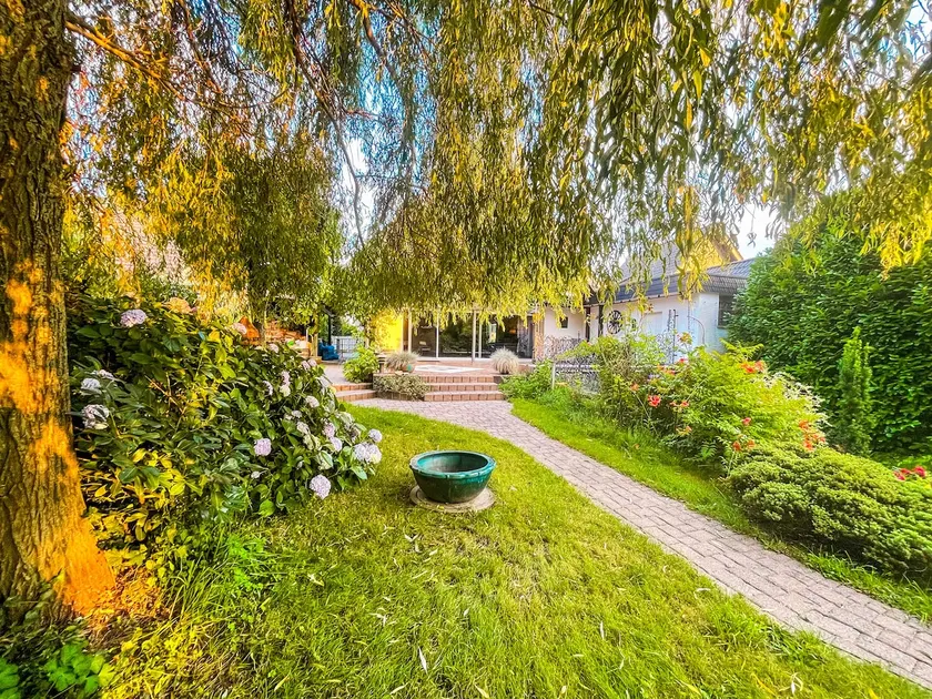 Exclusive country villa with pool, sauna and garden - Image 1