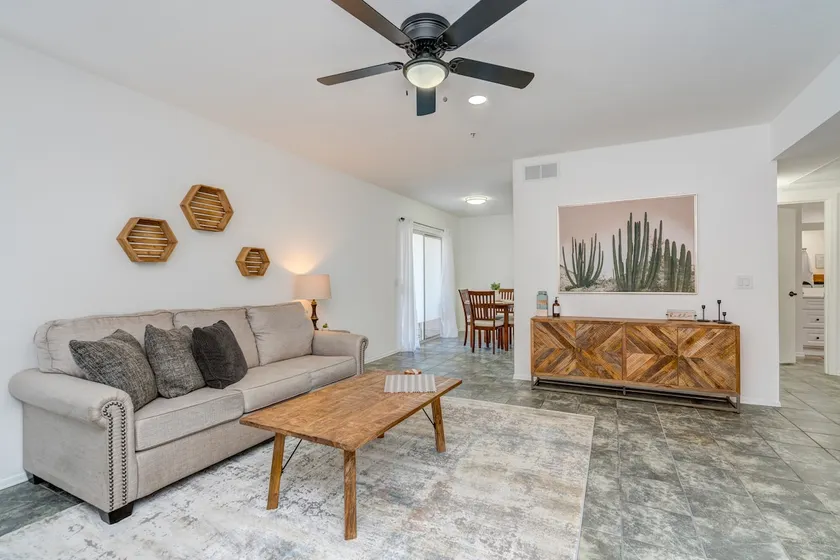 Cheerful 1 bedroom townhouse with pool access! - Image 1