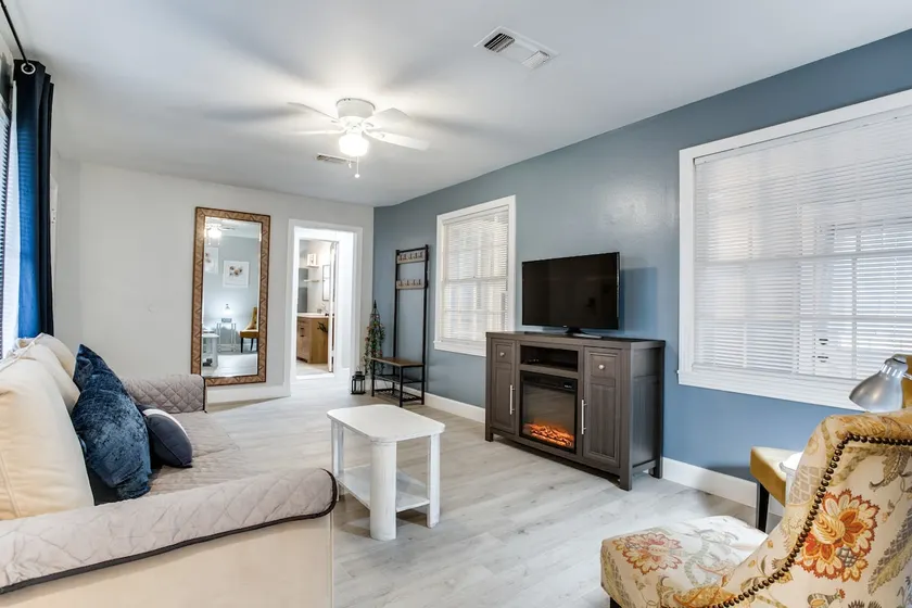 Pasadena TX Sunlit Serenity: Master KING BED! - Image 1