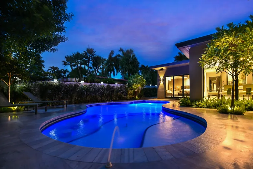 Private Saltwater Pool - Updated Modern 3BR 3BA - 1 Mile to Beach! - Image 1