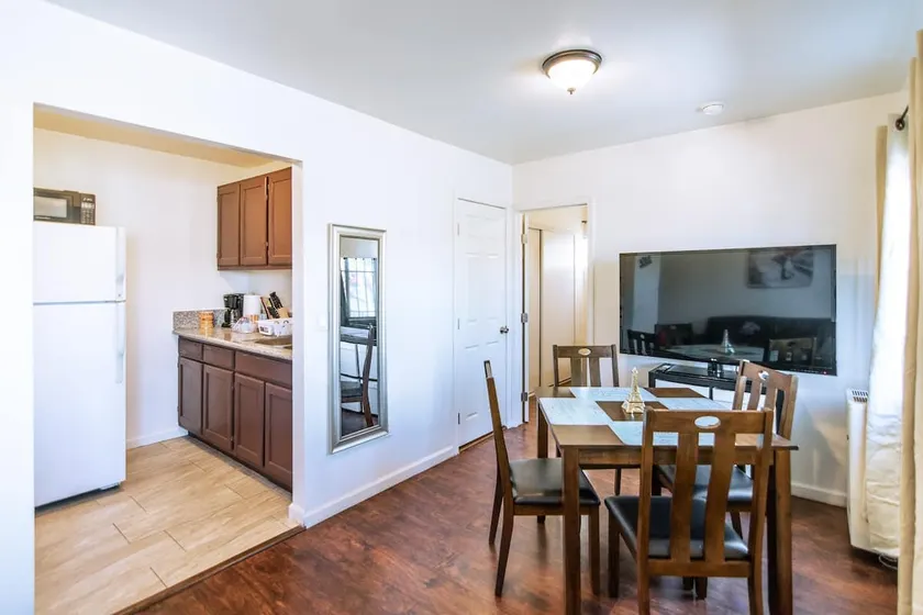 Cozy 1 Bedroom Apartment Gated Outdoor Space #4032 - Image 1