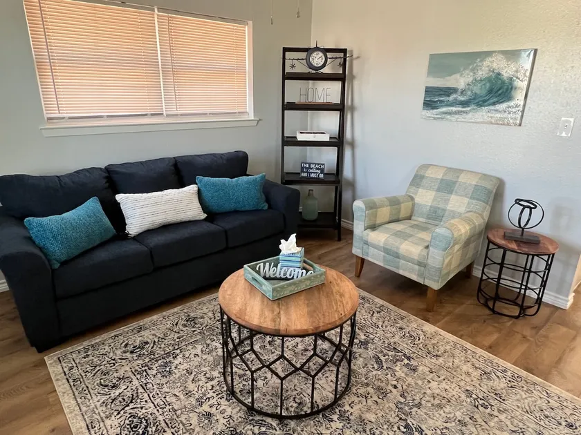 3 minute walk to Beach, Spacious 2 Bedroom Apt! - Image 1