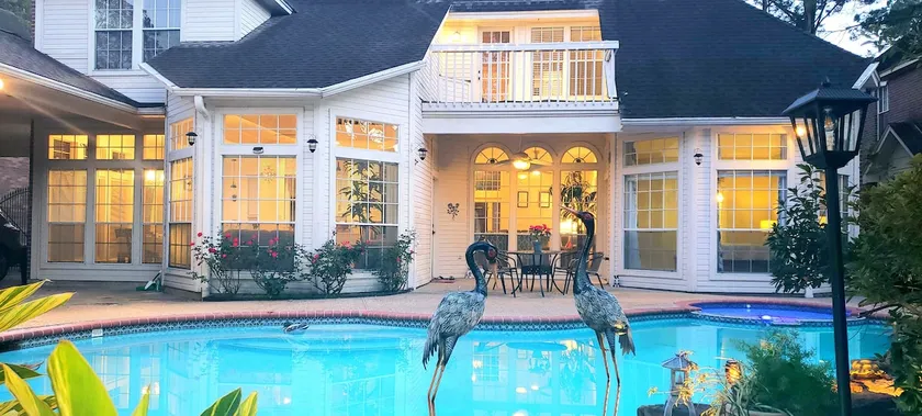 Modern Large Custom Home w/ Pool - Image 1