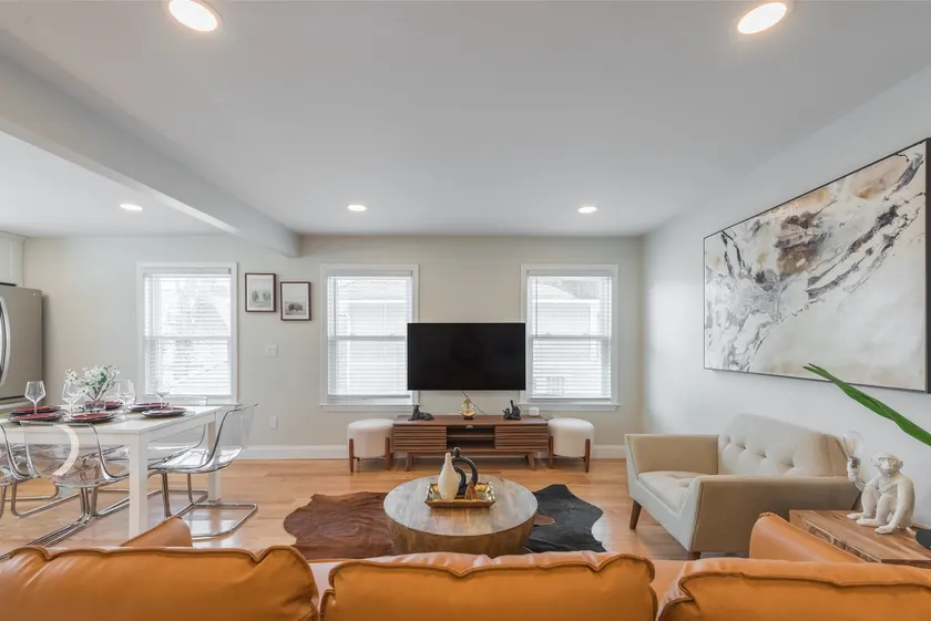 Sunny Downtown 2BR w/ Parking - Image 1