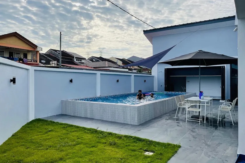 White My House - Image 1