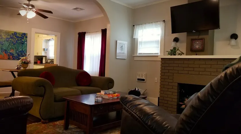 Gogh Home: comfortable 2 bedroom, 1 bathroom - Image 1
