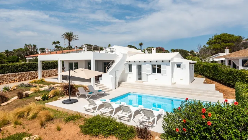 Cheerful 5 bedroom luxury villa by the beach - Image 1
