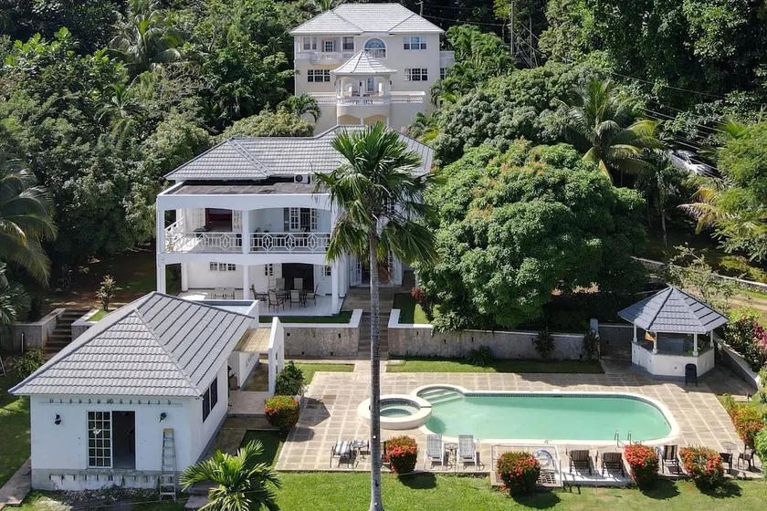 Exclusive 10 Bedroom villa with Pool and Sea view - Image 1
