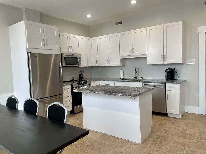 Spacious Modern Suite Overlooking Campus - Image 1