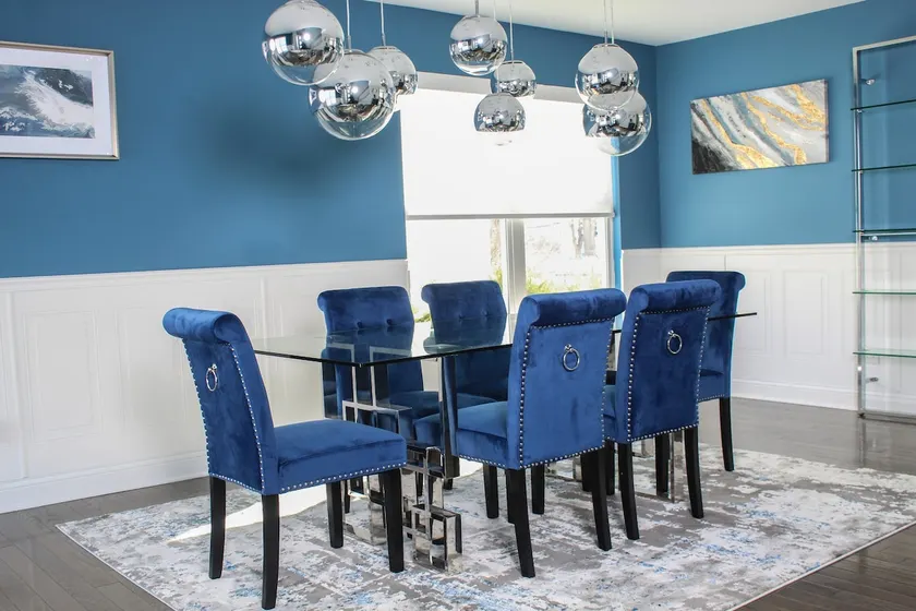 Modern Comfort, Ideal for Business or Family Trips - Image 1