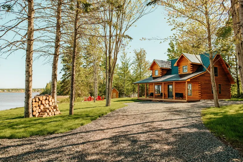 The Salty Pearl: Your Oceanfront Log Home Haven - Image 1