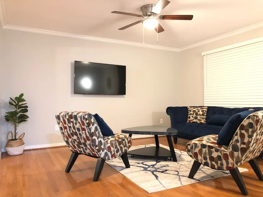 3-bedroom residential home with free parking - Image 1