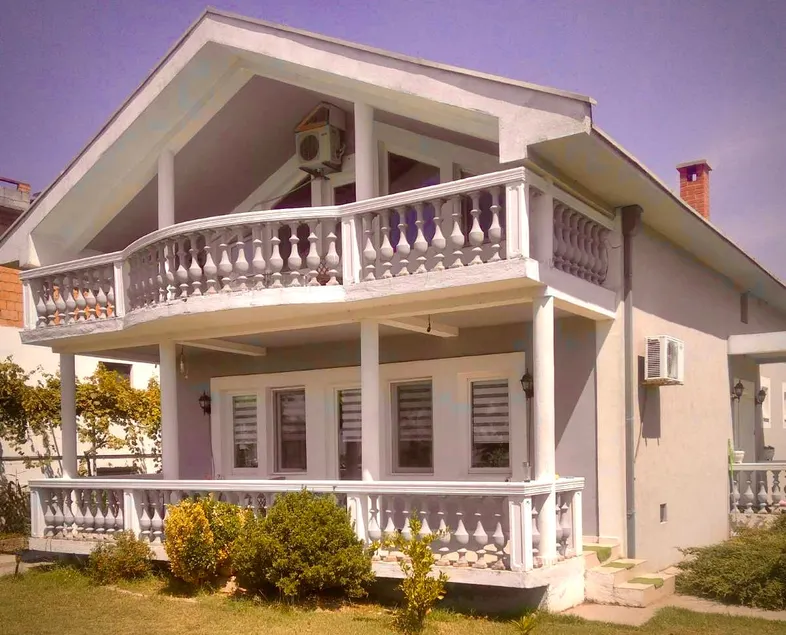 Her house - Image 1