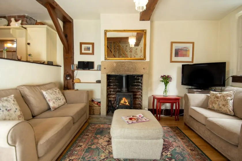Characterful 2 bed cottage in excellent location - Image 1
