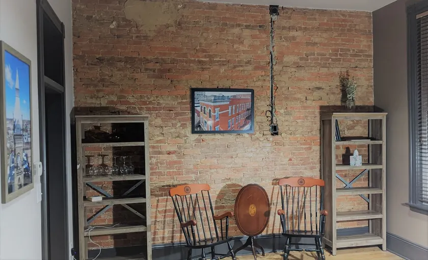 Vintage two bedroom walk-up apartment - Image 1