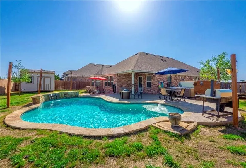 Bright Stylish 3 BR Home with Private Pool - Image 1