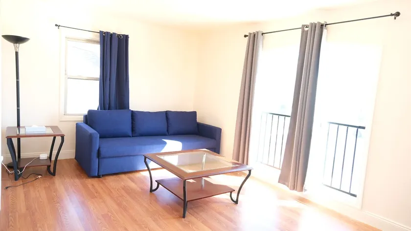 Large 2 bdrm 2 ba home w/kitchen & free parking - Image 1