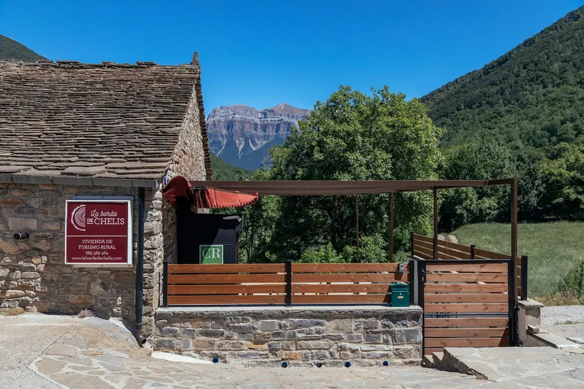 Rural accommodation with stunning views - Image 1