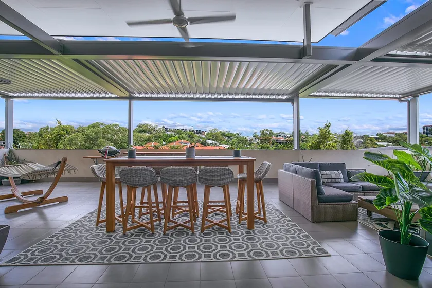 Top of Taringa Penthouse with Sweeping Views - Image 1