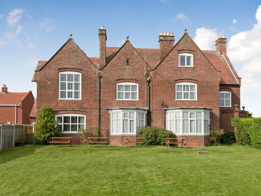 Norfolk Coast, Hot Tub, 20 Person, 10 Bedroom - Image 1