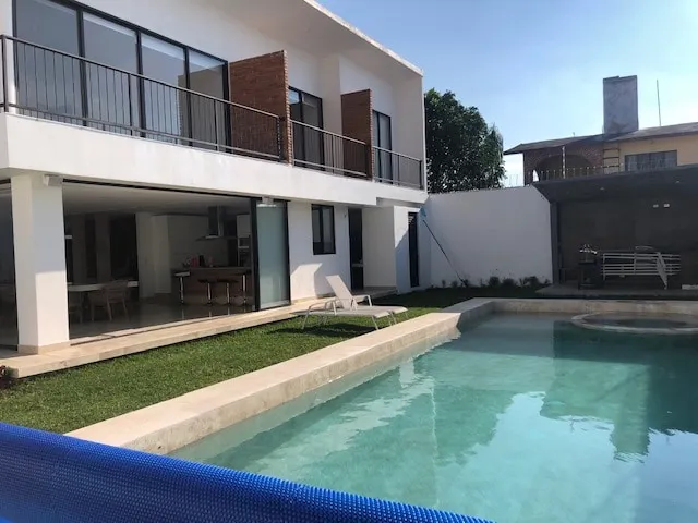 Luxury house with heated pool and garden - Image 1