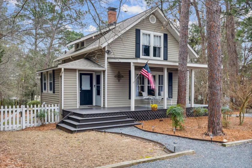 Cheerful 2 bed 2 bath Bungalow w/ free parking - Image 1