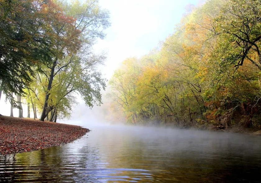Working ranch, 12 beds,180 acres on private lake - Image 1