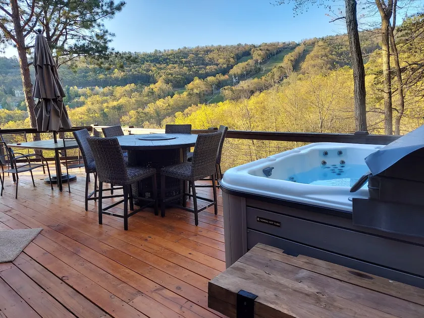 Sweeping Ski Slopes & Mountain Views - Image 1