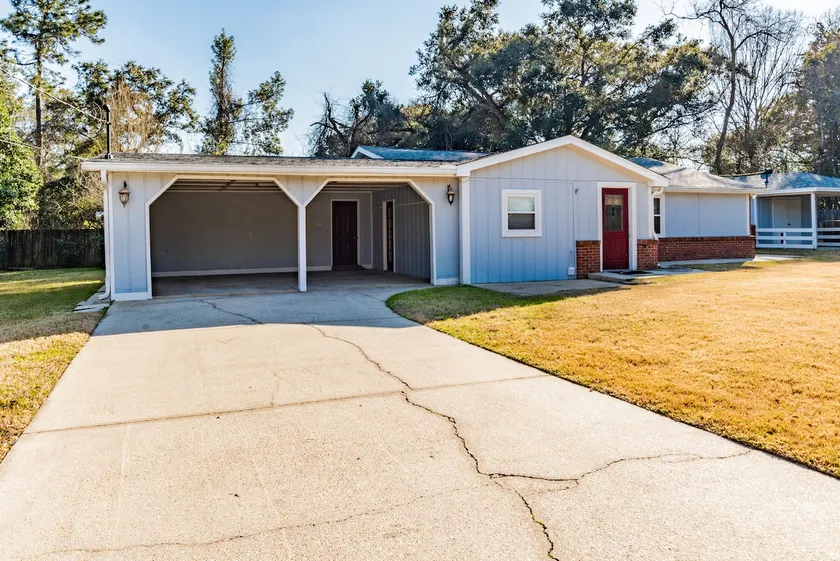 Private Home with Quick Access to Enjoyment - Image 1