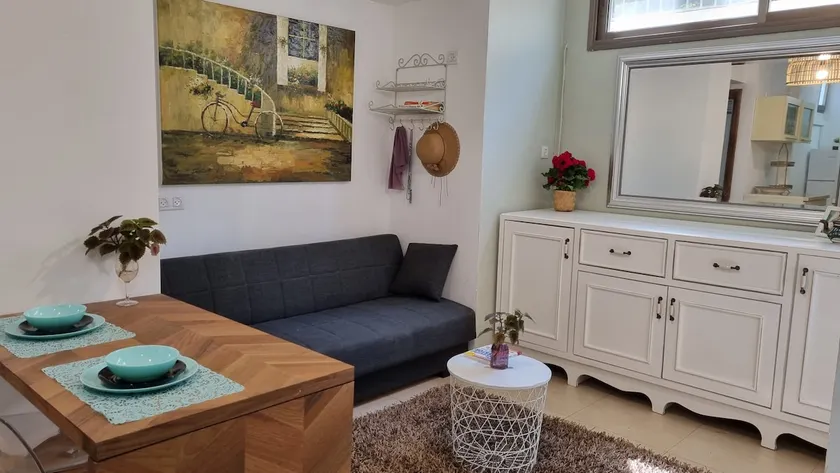 2 bedrooms, free parking - Image 1
