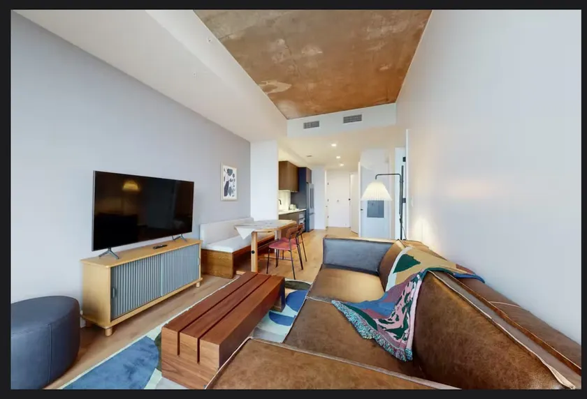 Luxury 1 BR condo w pool near Rainey - Image 1