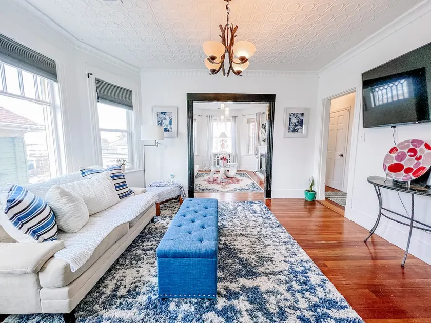 Cozy & Modern Entire Residential Home ❤️ - Image 1