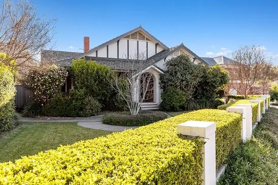 Luxuriously appointed 4 bed, 3 bath home in CBD - Image 1