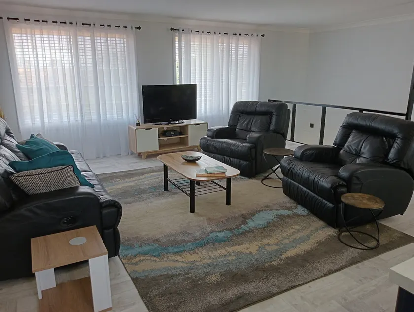Lovely 2-bedroom, 2-storey unit in quiet complex - Image 1