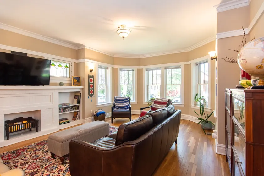Lovely apt with 2 br suites and large living areas - Image 1
