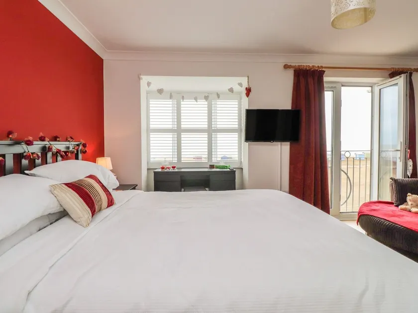 Stunning Seaviews ★ Beach House ★ Jacuzzi Bath tub - Image 1