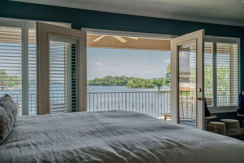 Waterfront Upscale Paradise on Lake Hamilton - Image 1