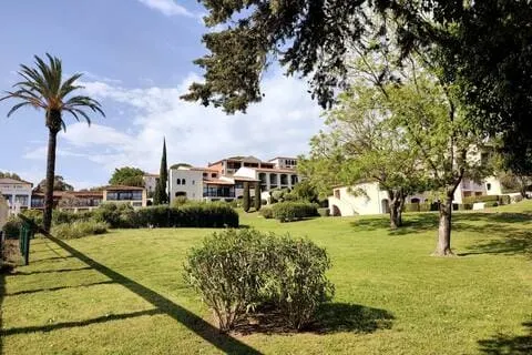 Cozy Apt with Garden, Pool and Walking Distance to Beach - Image 1