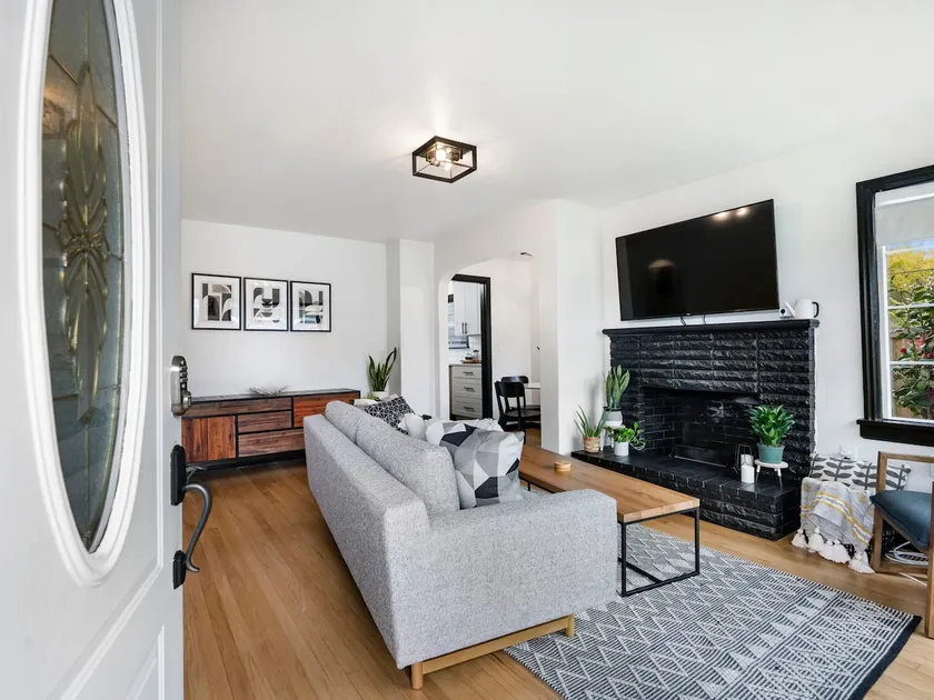 Picture Perfect Bungalow in the heart of DT Vancouver - Image 1