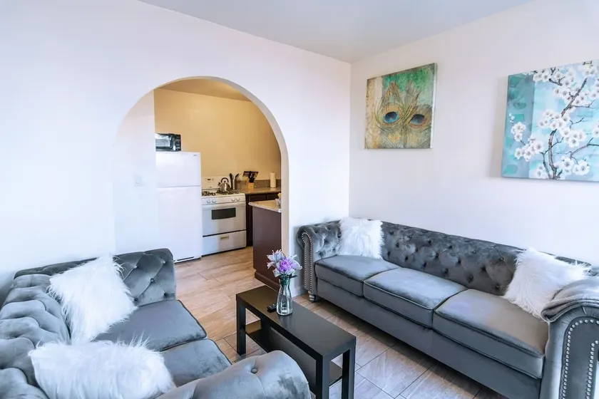 Charming 2 Bedroom with Fenced Yard #1339 - Image 1