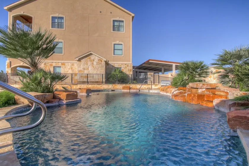 Lovely 3 bedroom condo with pool on Lake Amistad - Image 1