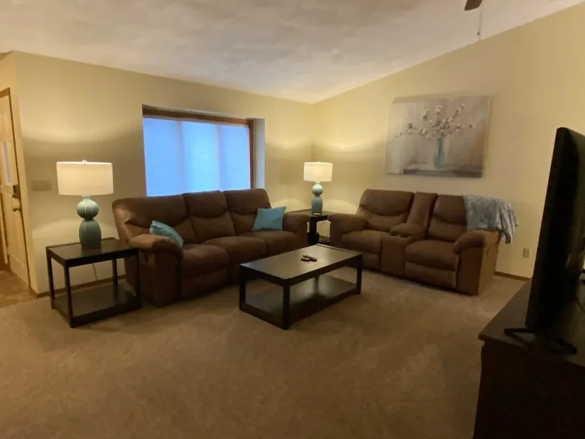 Comfortable Townhouse off I-41 with King Bed! - Image 1