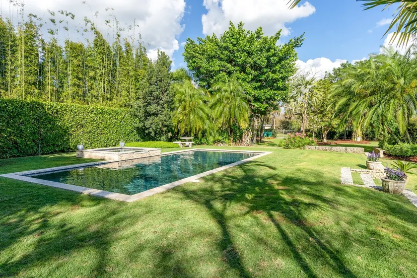 The Garden House Hot Tub Pool and Lush Garden Oasis - Image 1
