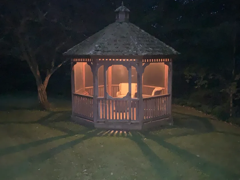 Cheerful two bedroom home with a fire pit. - Image 1