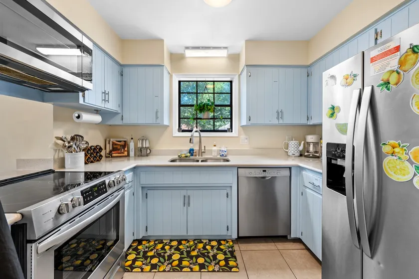 Uptown Pensacola~ Sleeps 11~ BBQ~Fully Fenced Yard - Image 1