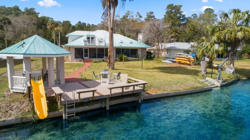 River Haven: Kayaks & Swimming on Rainbow River - Image 1