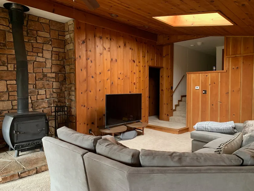 Cheerful 2 bedroom cabin with indoor fireplace - Image 1