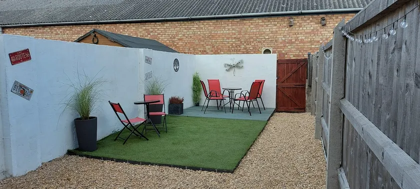 Cheerful seaside 2 bedroom house with driveway - Image 1