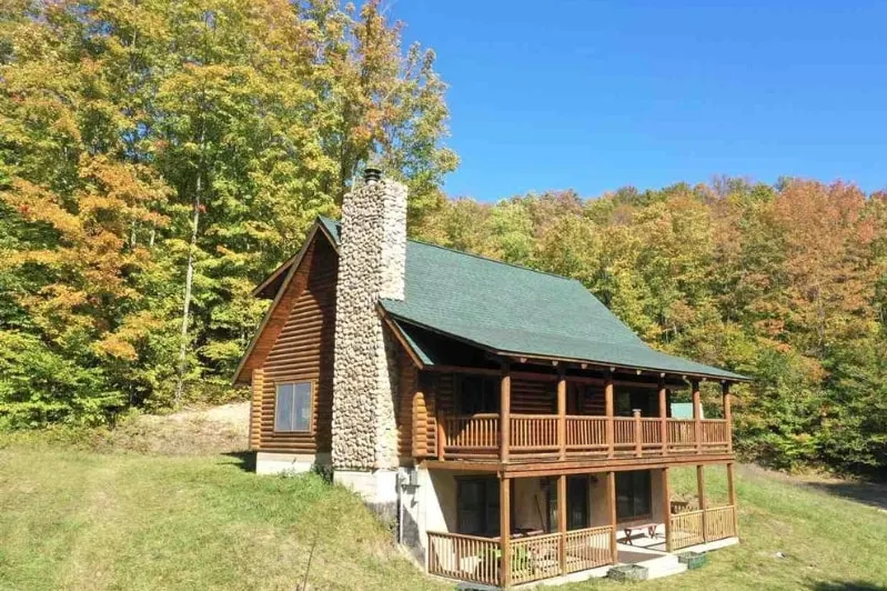 5 BR log cabin - Hot Tub - 40 private acres - Hiking trails - Image 1